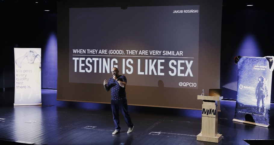 "Testowanie jest jak seks" - stand-up testerski od Jakuba Rosińskiego